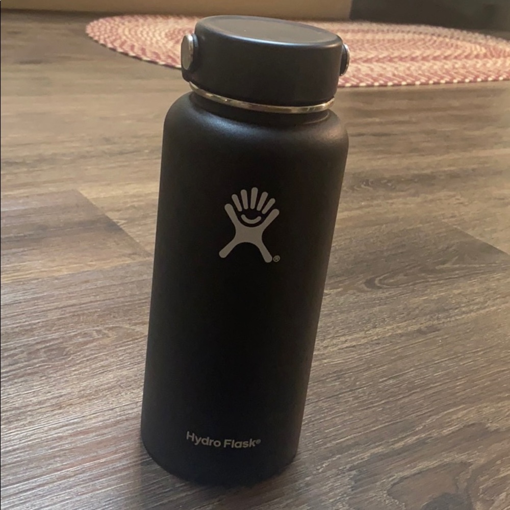 Black hydro flask 32 oz